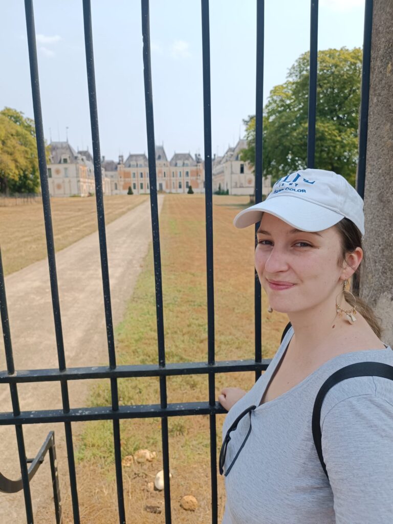 Moi devant le château de Clermont au Cellier, ancienne demeure de Louis de Funès, lors de la randonnée « Sur les traces de Louis de Funès ».