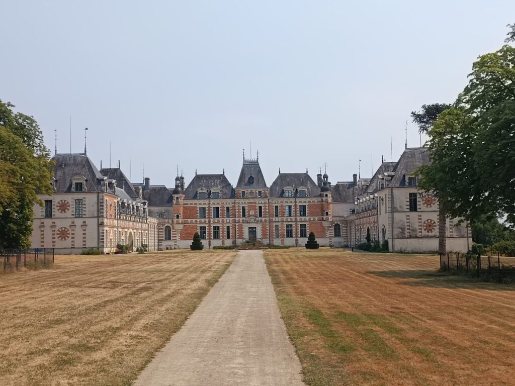 Le château de Clermont au Cellier, ancienne demeure de Louis de Funès, entouré de son parc arboré en Loire-Atlantique.