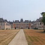 Le château de Clermont au Cellier, ancienne demeure de Louis de Funès, entouré de son parc arboré en Loire-Atlantique.