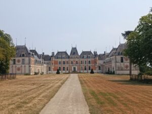 Le château de Clermont au Cellier, ancienne demeure de Louis de Funès, entouré de son parc arboré en Loire-Atlantique.