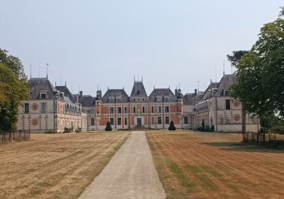 Le château de Clermont au Cellier, ancienne demeure de Louis de Funès, entouré de son parc arboré en Loire-Atlantique.