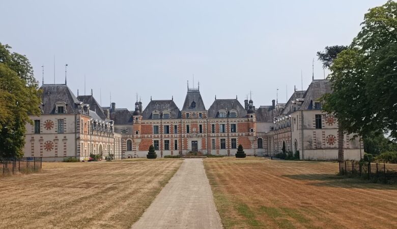 Le château de Clermont au Cellier, ancienne demeure de Louis de Funès, entouré de son parc arboré en Loire-Atlantique.