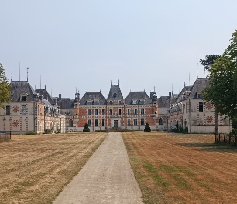 Le château de Clermont au Cellier, ancienne demeure de Louis de Funès, entouré de son parc arboré en Loire-Atlantique.