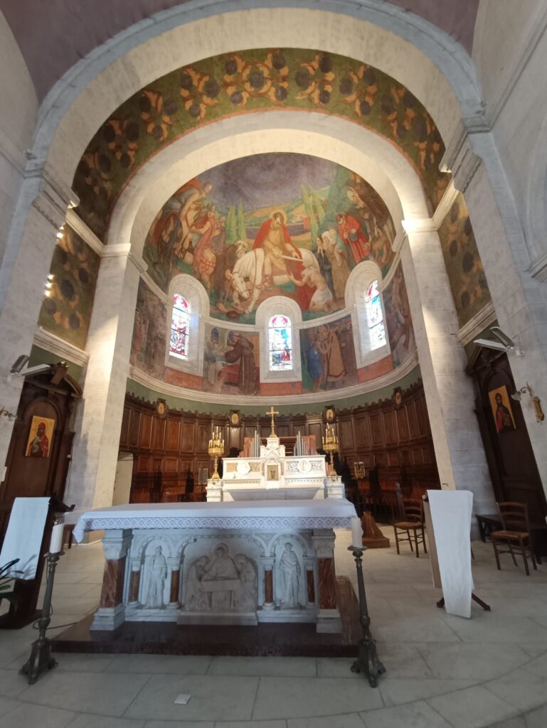 Intérieur de l'église Saint-Martin du Cellier avec son autel, ses fresques et son architecture, un lieu cher à Louis de Funès.