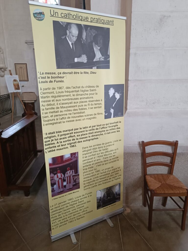 Panneau dans l'église du Cellier présentant Louis de Funès en prière et expliquant sa foi catholique.