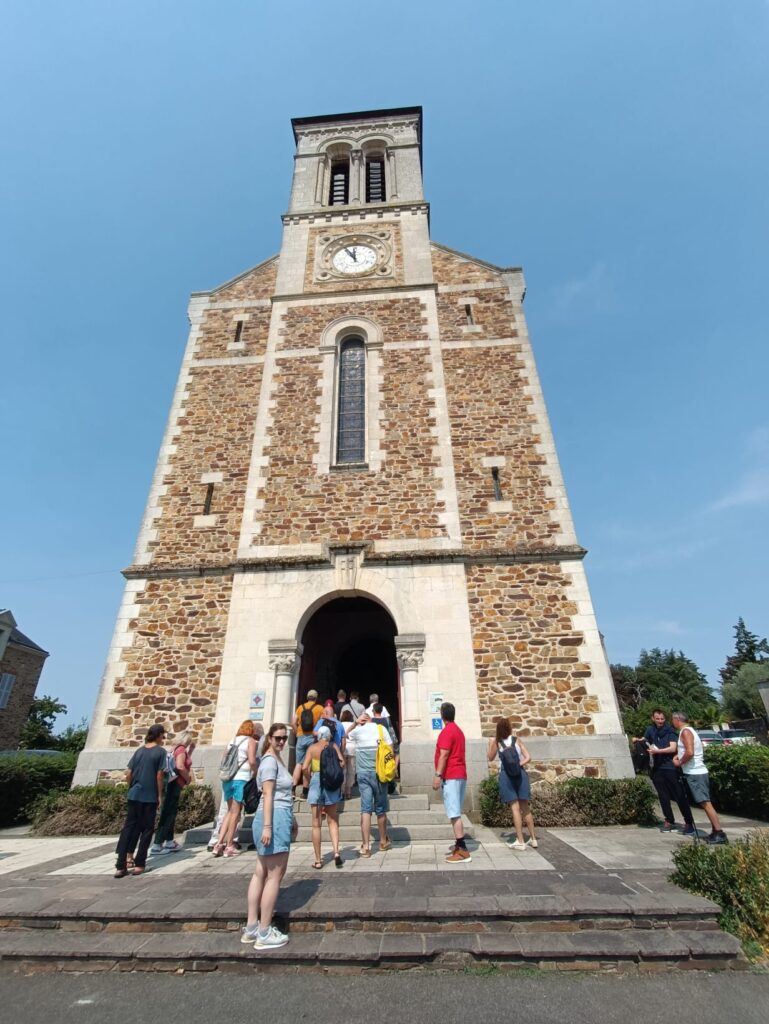 Façade de l'église Saint-Martin du Cellier, où Louis de Funès venait se recueillir et qu'il a contribué à restaurer.