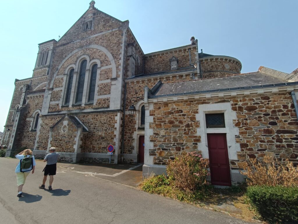 Vue latérale de l'église Saint-Martin du Cellier, visitée lors de la randonnée « Sur les traces de Louis de Funès ».